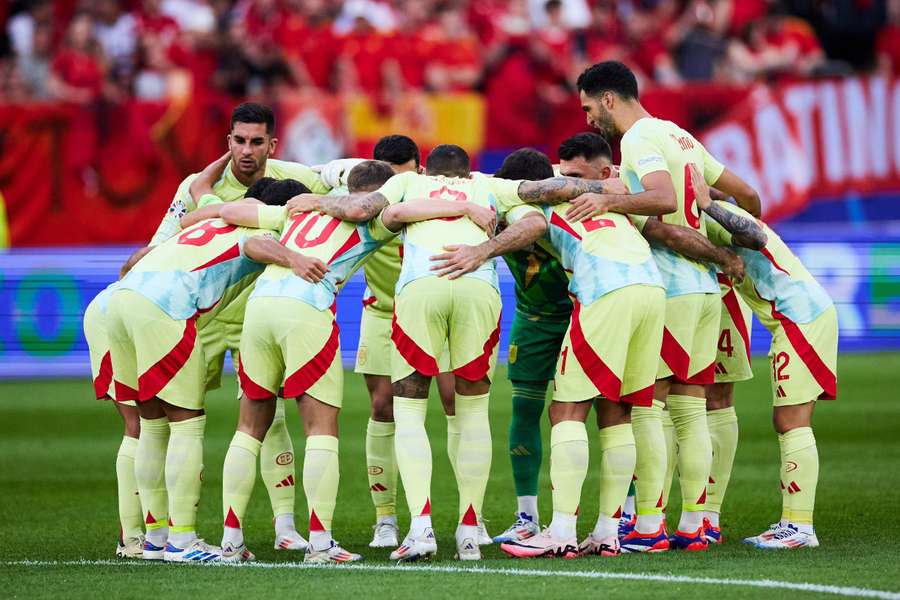 Piña de la selección española en el partido ante Albania