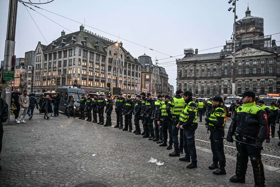 Cordón policial antes del Ajax-Maccabi