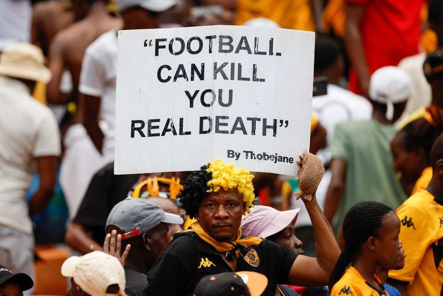 Torcedor do Kaizer Chiefs com cartaz dizendo que Torcedor do Kaizer Chiefs com cartaz dizendo que