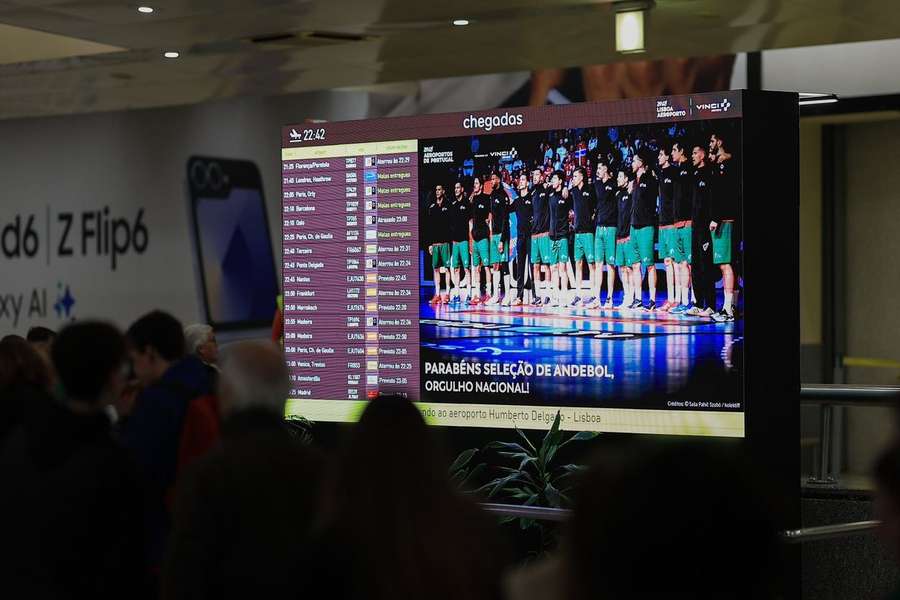 Seleção foi recebida em festa no aeroporto de Lisboa