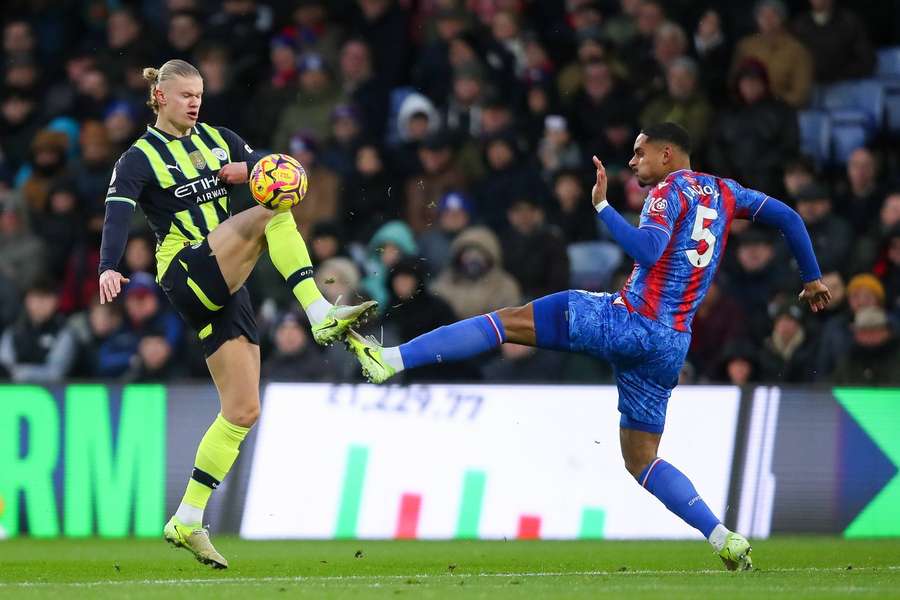 Erling Haaland (vlevo) dal v duelu s Crystal Palace 13. gól v sezoně.