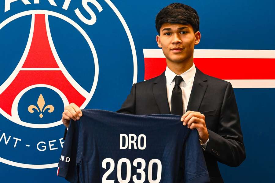 Dro Fernandez, de 18 anos, deixa Barça e assina com PSG até 2030