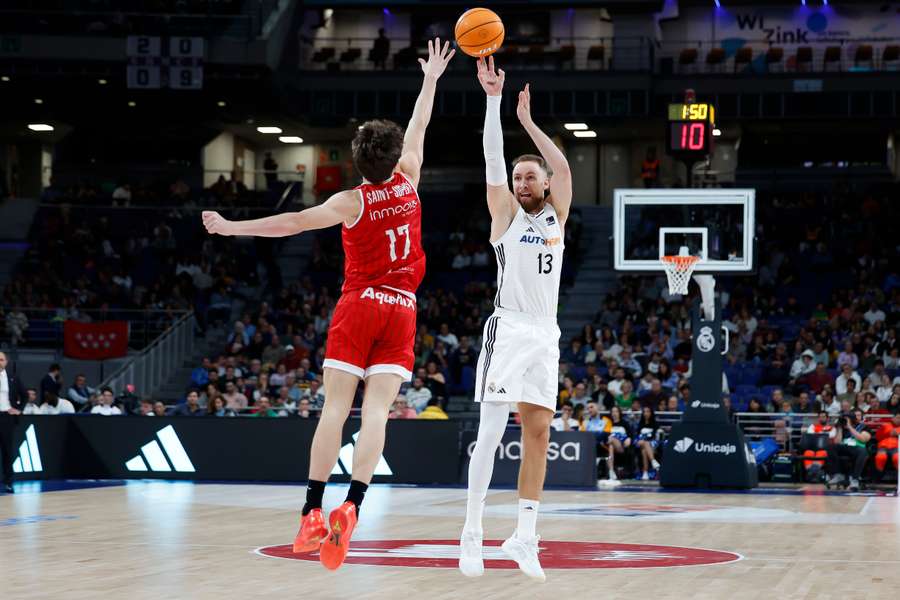 Dzanan Musa lanza de tres ante Mario Saint-Supery