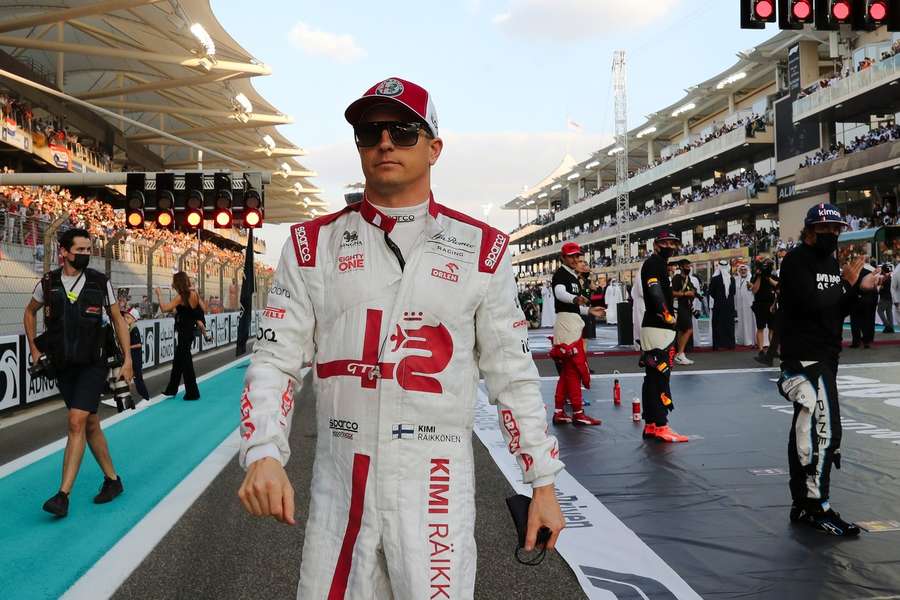 Alfa Romeo's Kimi Räikkönen voorafgaand aan de Grand Prix van Abu Dhabi op 12 december 2021