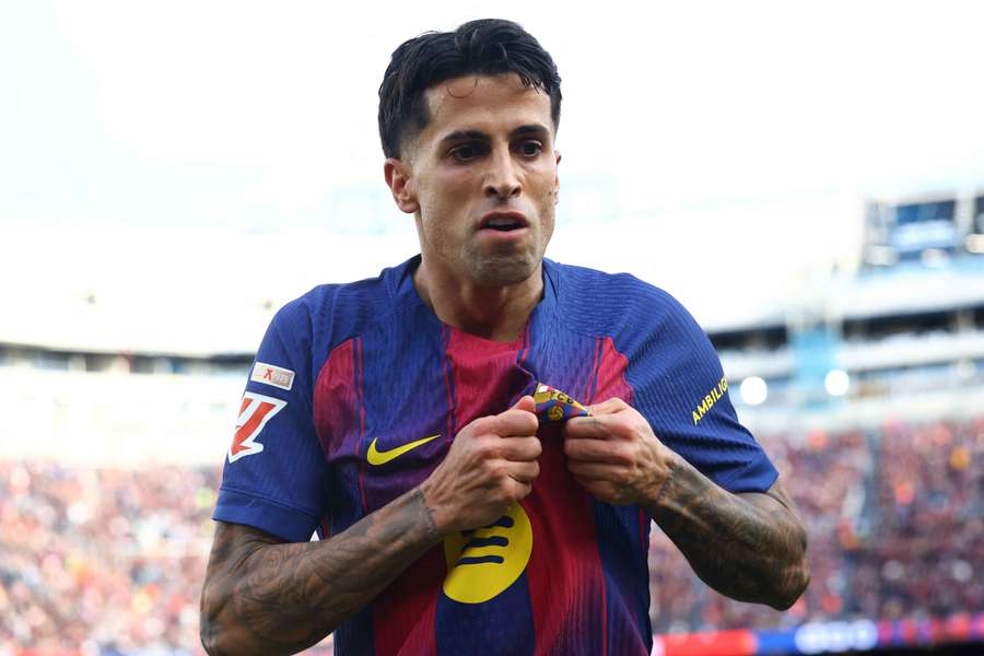 Cancelo, pelo Barça, contra o Newcastle
