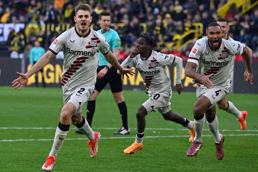 Los jugadores del Leverkusen celebran su empate in extremis en Dortmund