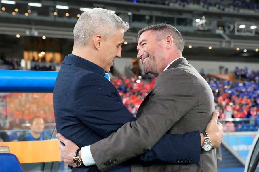 Hernán Crespo en Harry Kewell voorafgaand het eerste duel in de Aziatische Champions League-finale