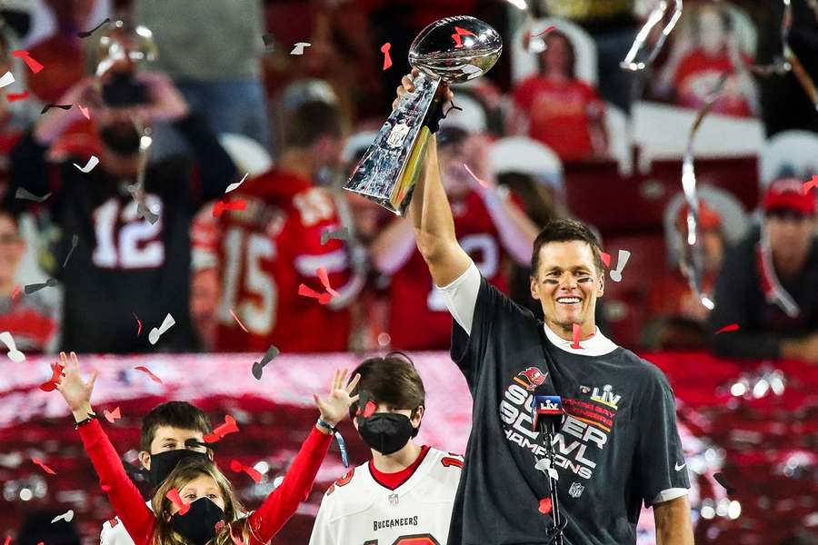 Tom Brady avec le Super Bowl en main en 2021.