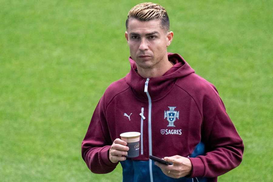 Cristiano Ronaldo, pe gazonul stadionului Eleda din Malmo, înaintea antrenamentului Portugaliei din 29 septembrie