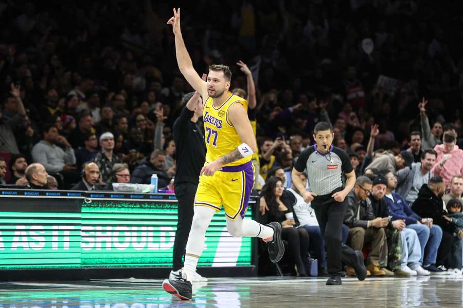 Doncic celebra una canasta