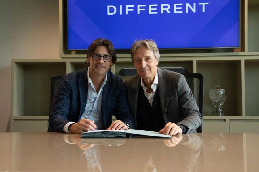 Paolo Vanoli pri podpise kontraktu s Fiorentinou. Paolo Vanoli pri podpise kontraktu s Fiorentinou.