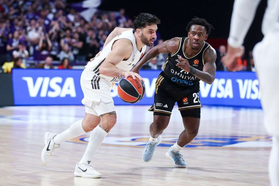 Campazzo, ante Mckinley Wright IV