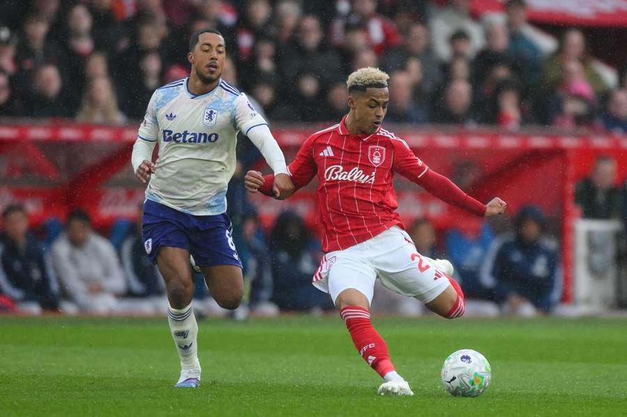 Na Premier League, Nottingham Forest e Aston Villa empataram em 1 a 1
