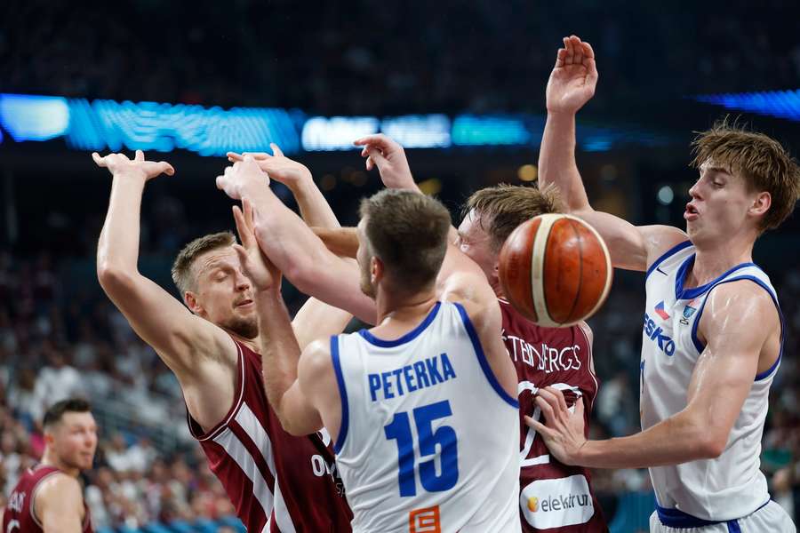 Martin Peterka v boji o míč.