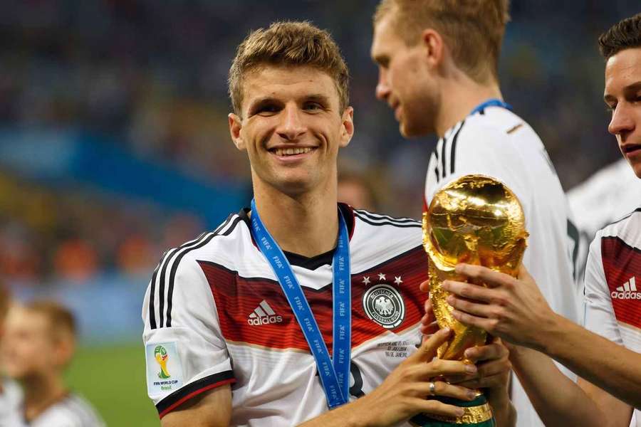 Thomas Müller mit WM-Pokal 2014 in Rio de Janeiro, Brasilien.