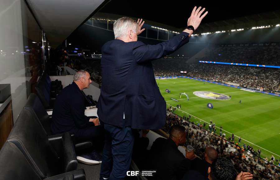 Ancelotti saúda torcida em Itaquera Ancelotti saúda torcida em Itaquera