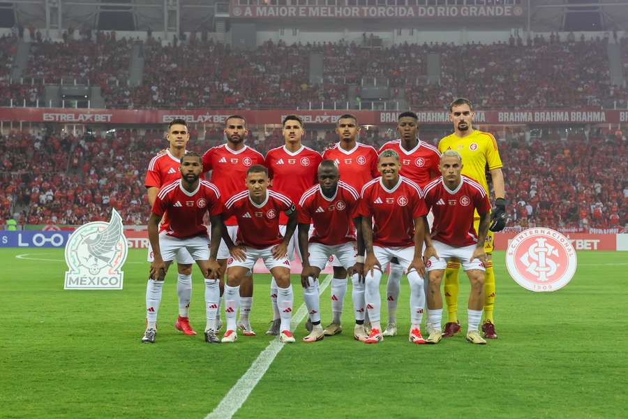 Jogadores do Internacional vestem o novo uniforme assinado pela Adidas