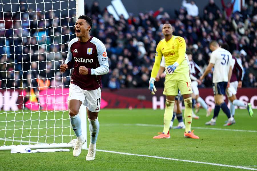 Watkins foi bem, John (atrás) foi mal