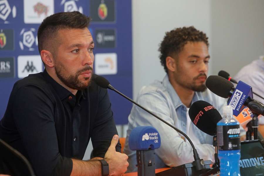 Ajax manager Francesco Farioli (R) wants to keep Devyne Rensch around