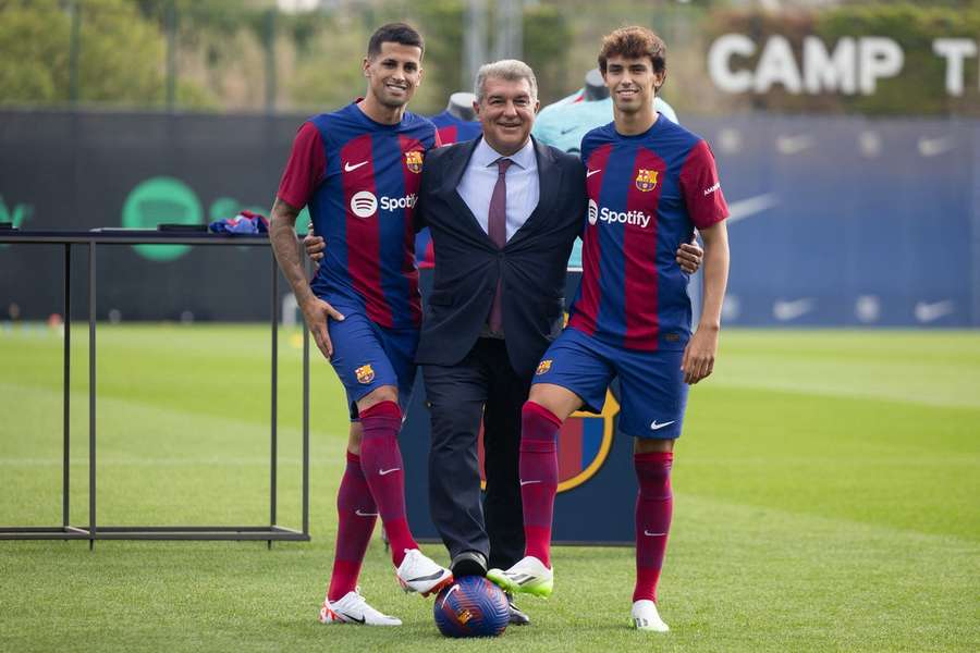 Joao Cancelo (L) en Joao Felix (R) op de foto met Joan Laporta