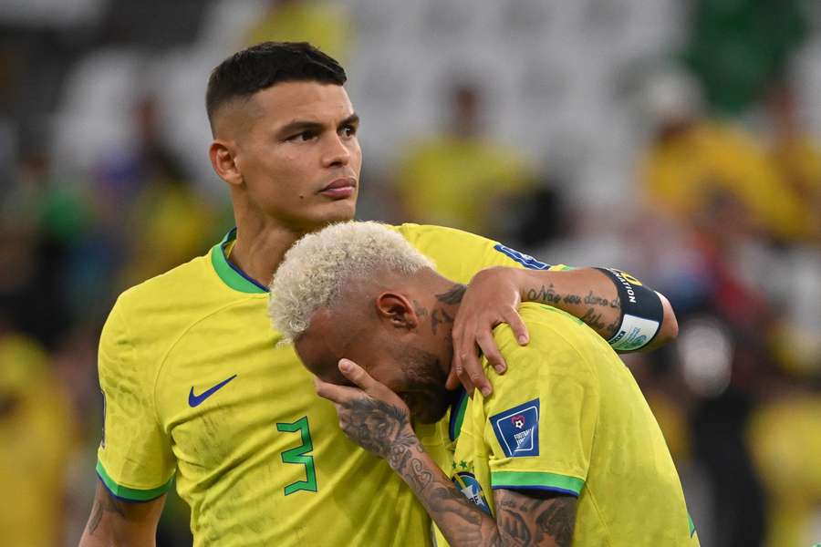 Thiago Silva troost na de verloren wedstrijd tegen Kroatië ploeggenoot Neymar