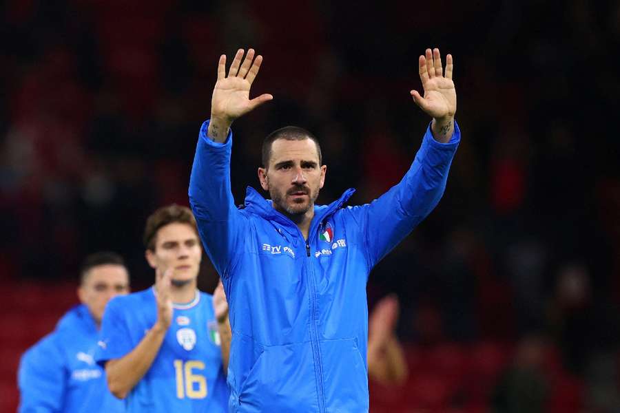 Leonardo Bonucci, da Itália, agradece aos adeptos após um jogo em 2022