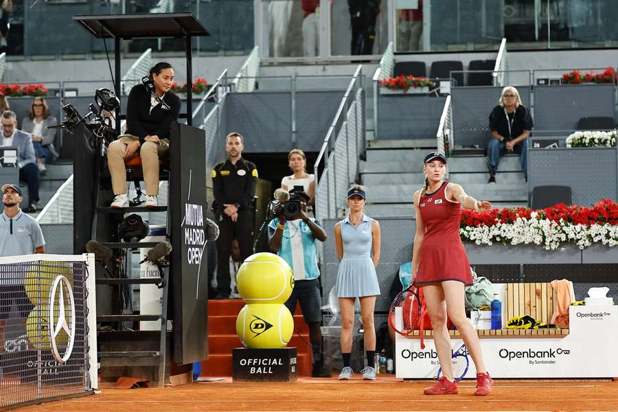 Elena Rybakina protests with the umpire