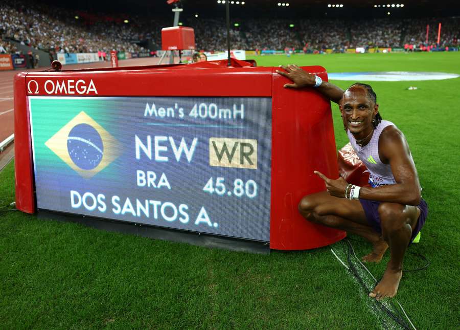 Alison dos Santos posando para a foto histórica ao lado do seu recorde Alison dos Santos posando para a foto histórica ao lado do seu recorde