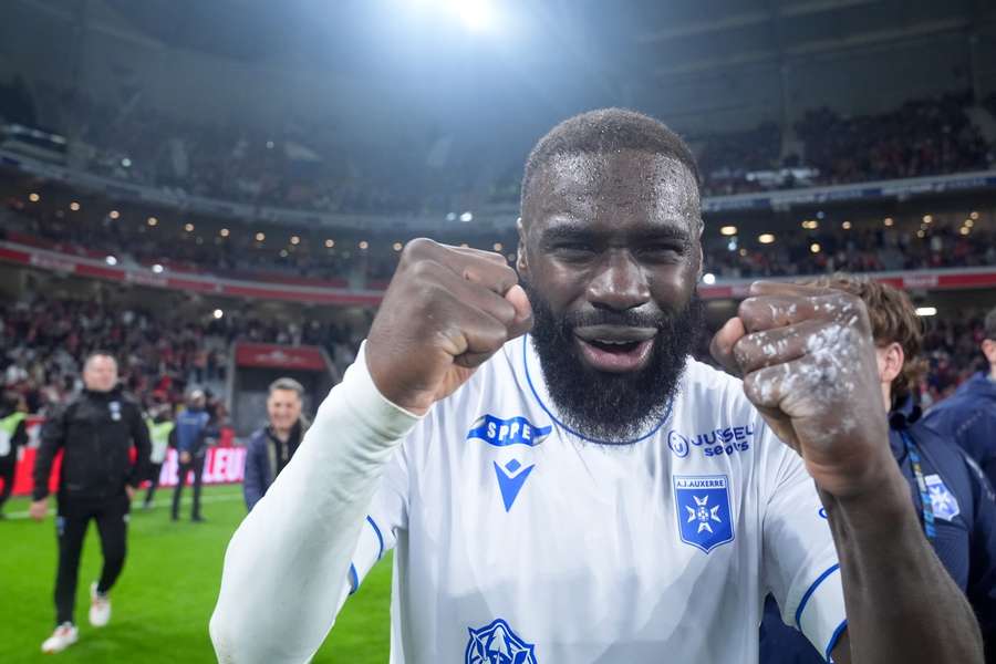 Leeds and Brighton in race for Auxerre's Lassine Sinayoko
