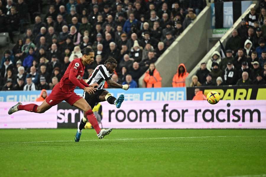 Liverpool's Virgil van Dijk (L) alongside Newcastle United's Allan Saint-Maximin 