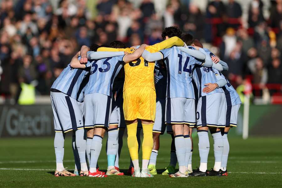 Tottenham players huddle