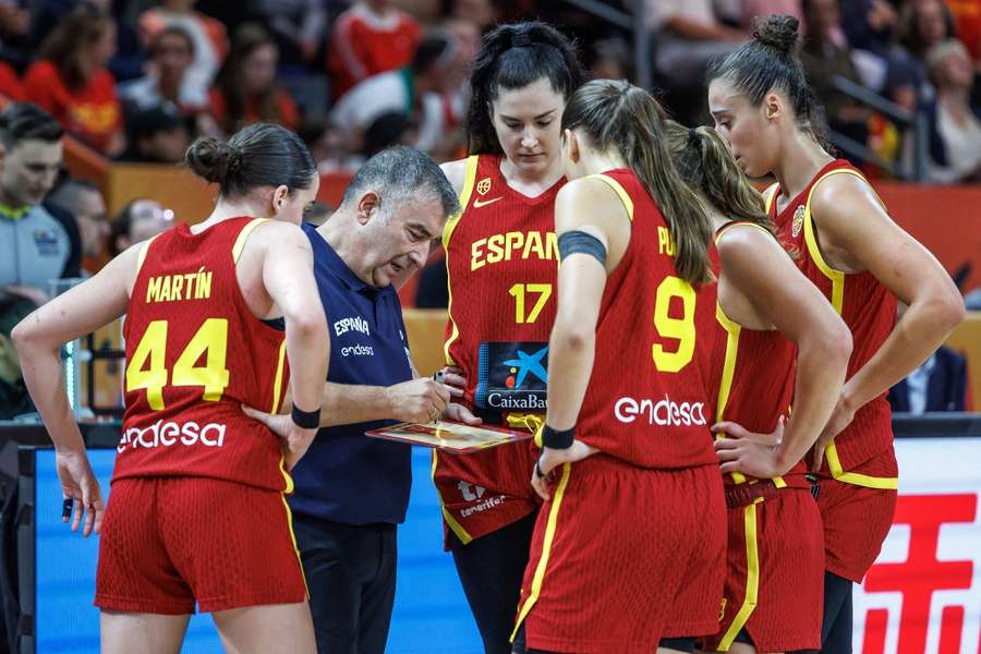 Miguel Méndez dando instrucciones a las jugadoras de España Miguel Méndez dando instrucciones a las jugadoras de España