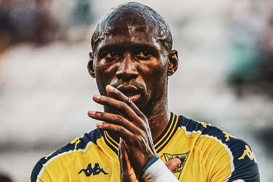Mangala esteve duas temporadas no Estoril