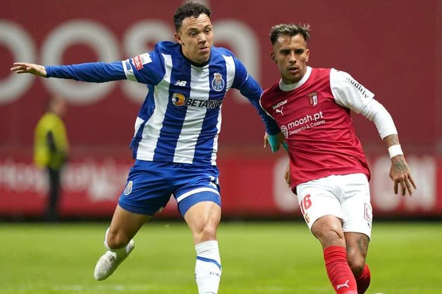 Pepê perante Rodrigo Zalazar no SC Braga-FC Porto