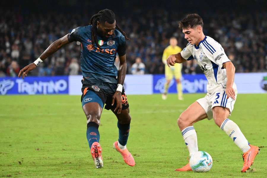 Alex Valle fights for the ball with Napoli's Andre-Frank Anguissa