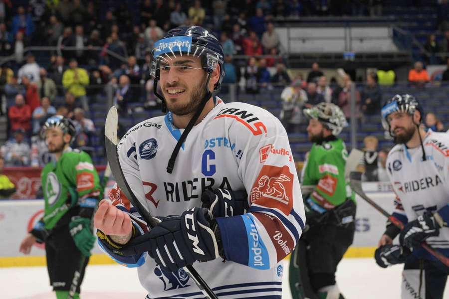 Dominik Lakatoš vede Rideru s kapitánským céčkem na dresu.