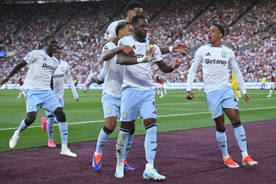 Durán celebra un gol con el Aston Villa