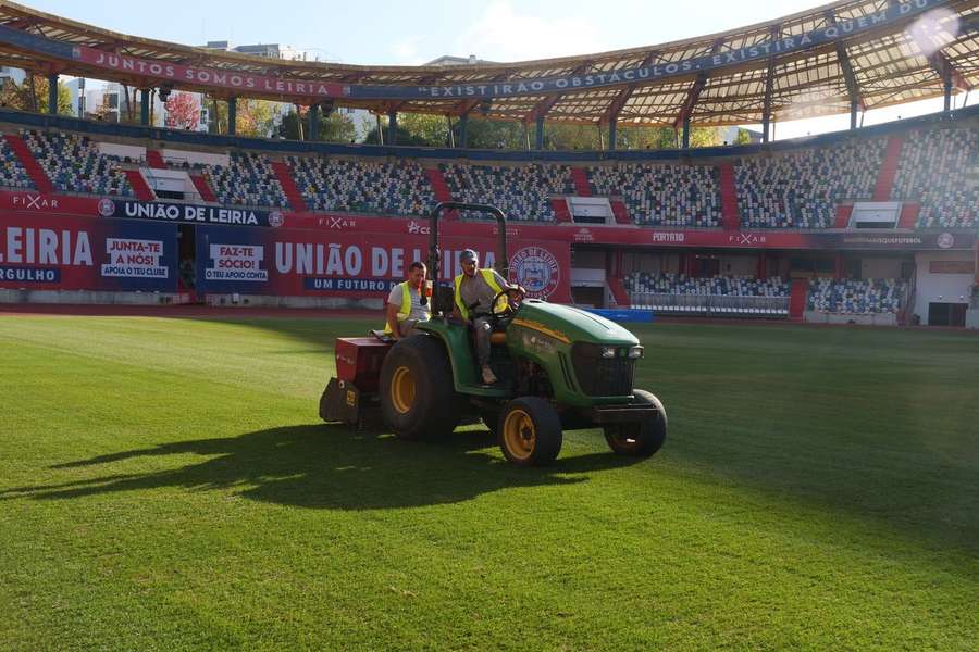 Relvado do Estádio Dr. Magalhães Pessoa quase pronto para a competição