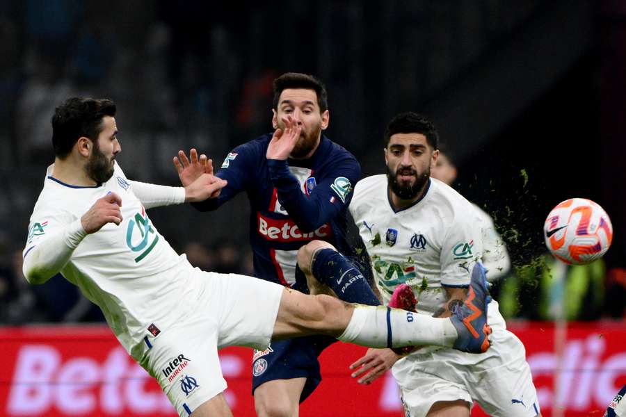 Lionel Messi (M.) gegen Marseille im Duell mit dem ehemaligen Schalker Sead Kolasinac.