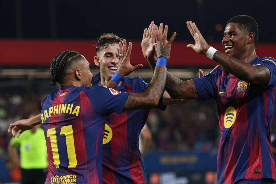 Raphinha, Fermín y Rashford celebran uno de los goles del Barça