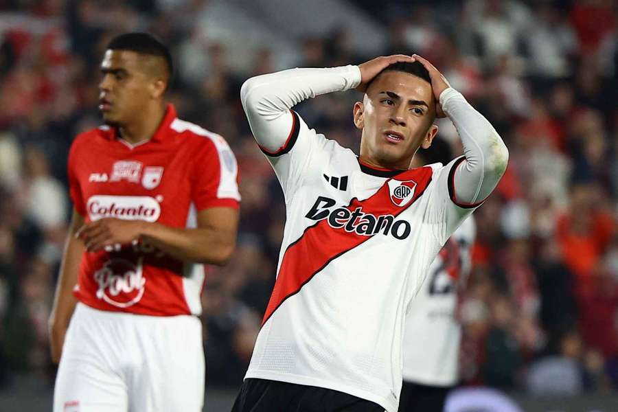 Thiago Almada y Foyth se caen de la convocatoria de Argentina por lesión Thiago Almada y Foyth se caen de la convocatoria de Argentina por lesión