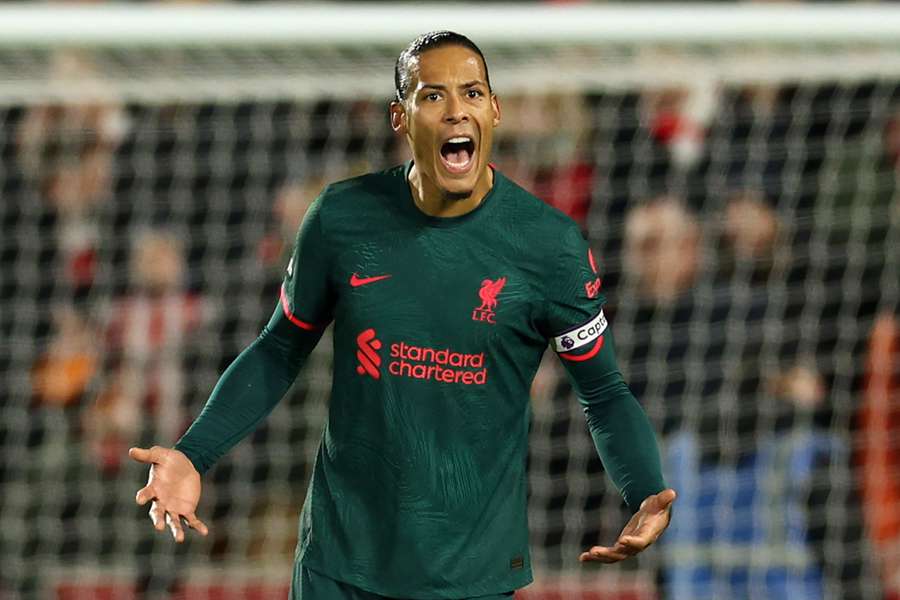 Van Dijk pode desfalcar Liverpool por semanas após lesão contra o Brentford