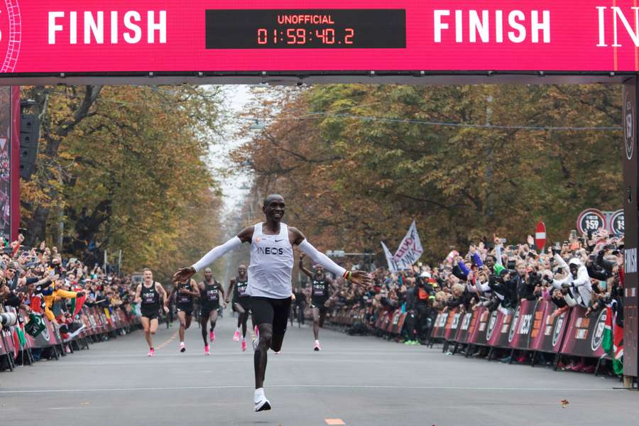 Eliud Kipchoge rompiendo la barrera de las dos horas en Viena