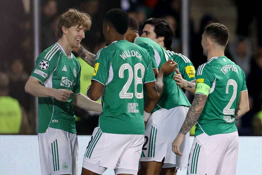 Anthony Gordon de la Newcastle United sărbătorește primul gol alături de colegii de echipă