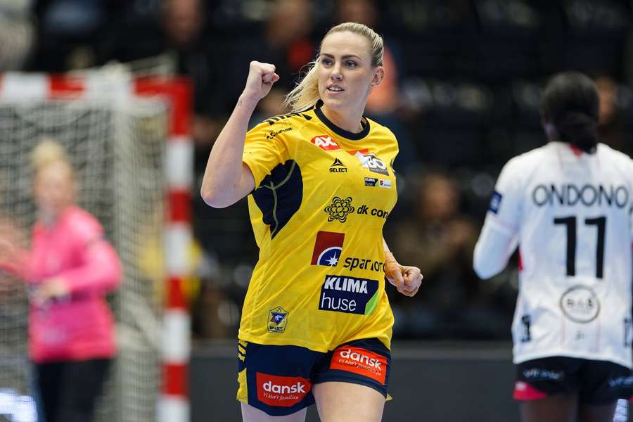 Emilie Hegh Arntzen, care a jucat mai multe sezoane la CSM Bucureşti, va evolua din vară la echipa de handbal feminin SCM Râmnicu Vîlcea Emilie Hegh Arntzen, care a jucat mai multe sezoane la CSM Bucureşti, va evolua din vară la echipa de handbal feminin SCM Râmnicu Vîlcea