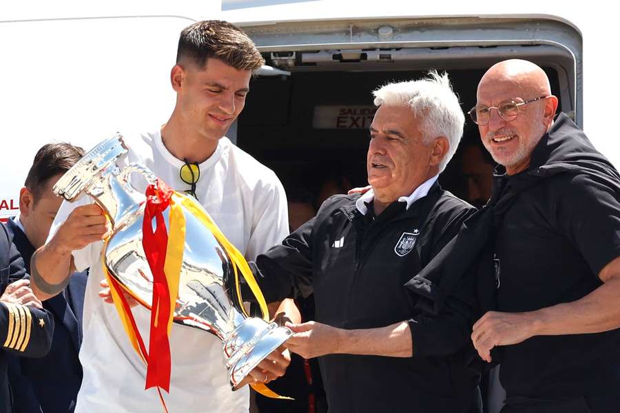 Pedro Rocha împreună cu Alvaro Morata și Luis de la Fuente, cu trofeul  EURO