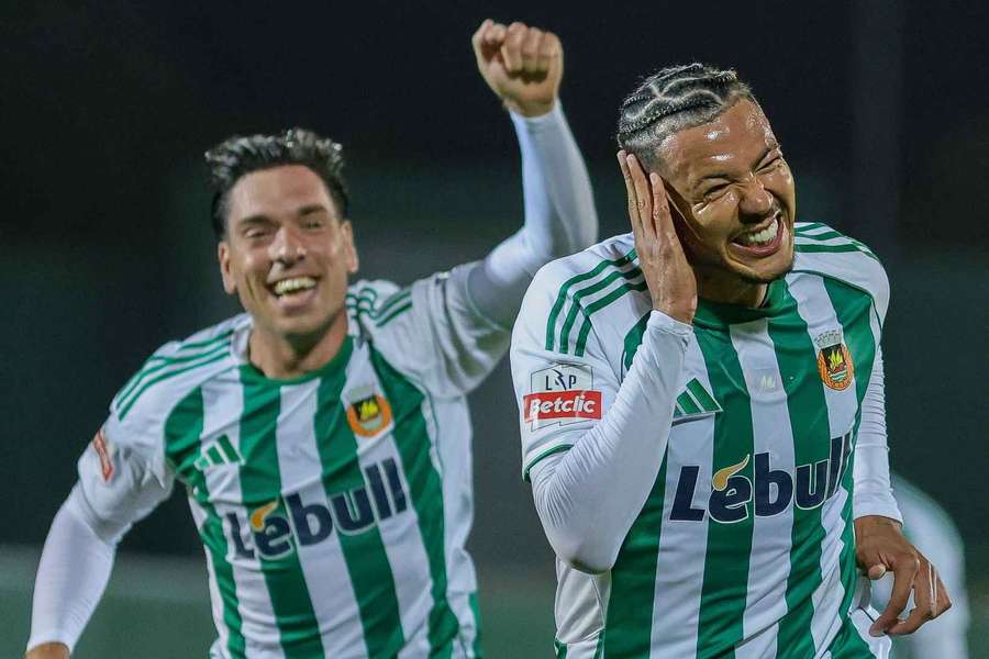 Clayton festeja diante do Rio Ave