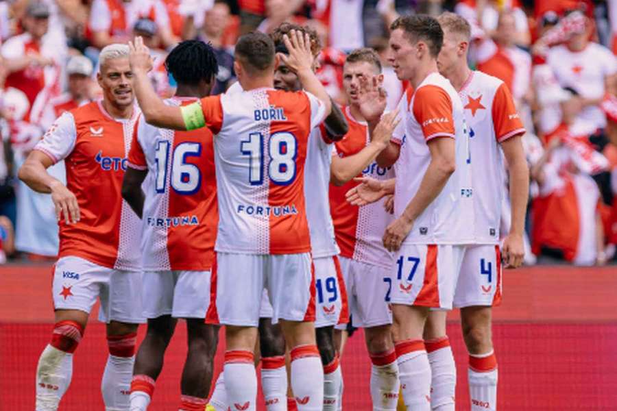 Hráči Slavie při oslavě vstřeleného gólu Hráči Slavie při oslavě vstřeleného gólu