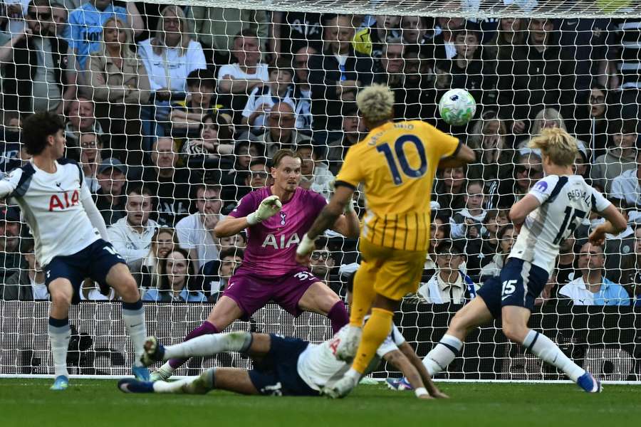 Antonín Kinský inkasuje po střele Georginia Ruttera.