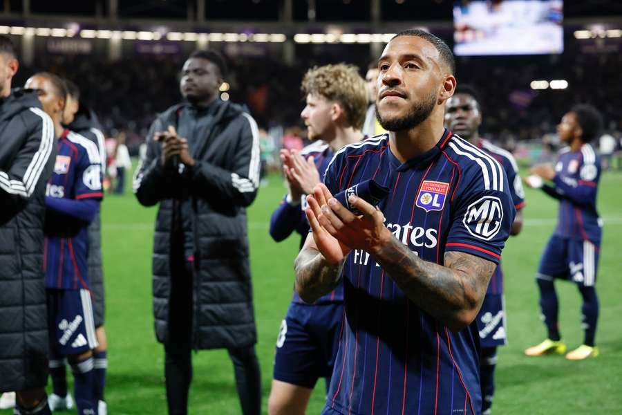 Tolisso, aplaudiendo Tolisso, aplaudiendo
